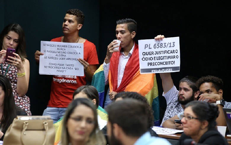 Durante a sessão, deputados contrários à proposta tentaram adiar a votação sem sucesso